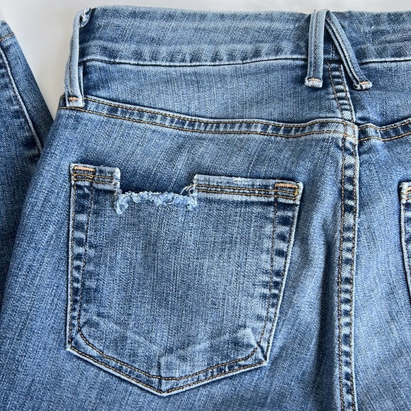 Good American Good Legs Blue 187 skinny jean w some distressing and zip closure - Picture 8 of 16